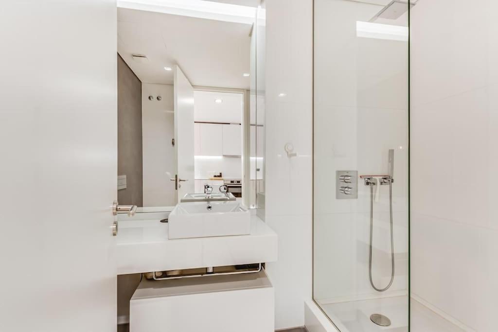 Made For The City Lovers- Urban Charm In Chiado Lisbon Luaran gambar